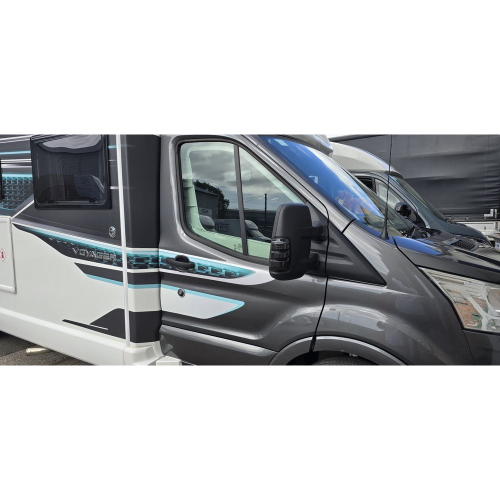 Namontovaná dymová LED smerovka na spätnom zrkadle obytného Ford Transit