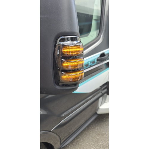 Detail rozsvietenej LED smerovky na spätnom zrkadle Ford Transit