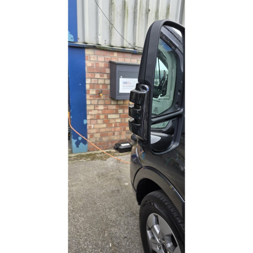 Bočný pohľad na namontovanú dymovú smerovku v zrkadle Ford Transit