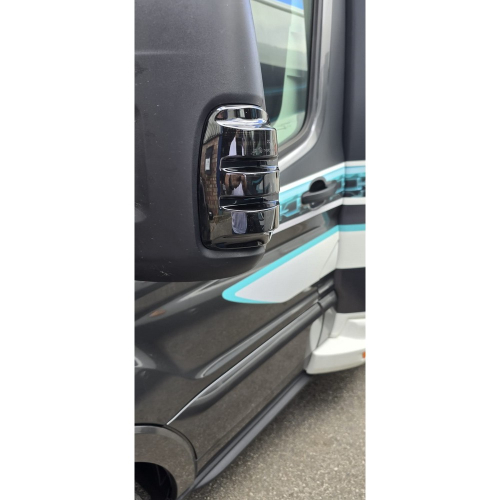 Detail vypnutej dymovej LED smerovky na spätnom zrkadle Ford Transit